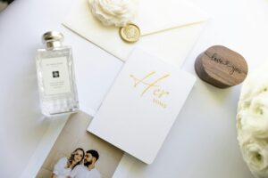 Convite com foto elegante e personalizado, mostrando a identidade do casal ou da festa de 15 anos. Ateliê da Lola.